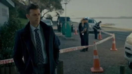 Poster del episodio 2 de The Gulf online